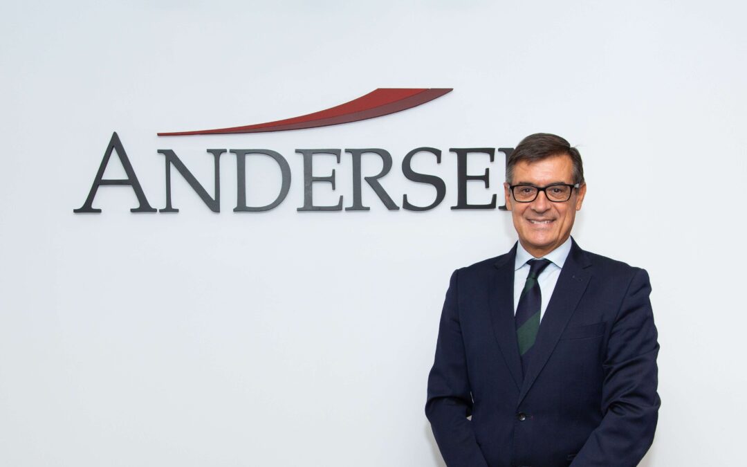 Francisco Puertas, junto al logo de Andersen Consulting, firma a la que se incorpora como Socio Responsable de Human Capital.