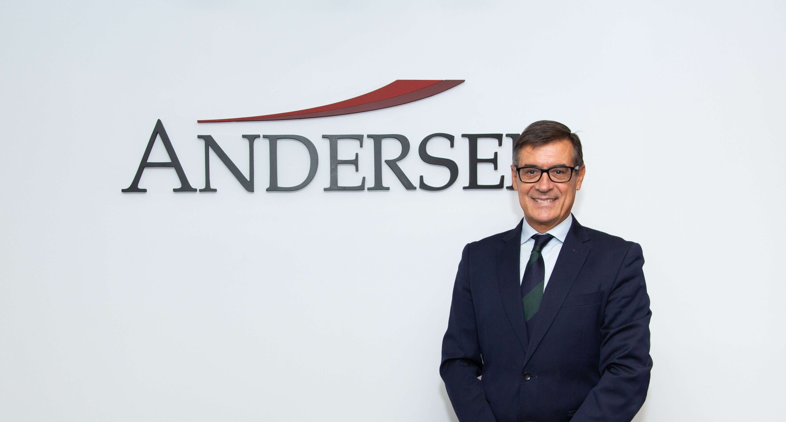 Francisco Puertas, junto al logo de Andersen Consulting, firma a la que se incorpora como Socio Responsable de Human Capital.